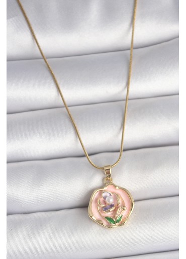 Erb 316L Çelik Gold Renk Zincir Pembe Renkli Çiçek İşlemeli İnci Detay Portre Model Kadın Kolye