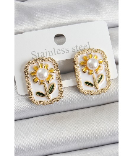 Erb Pirinç Beyaz Mineli Papatya Figürlü Sanatsal Portre Model Gold Renk Kadın Küpe