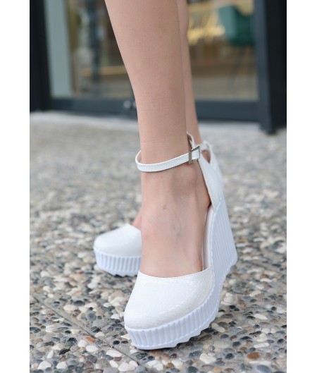 Leone Beyaz Rugan Dolgu Topuk Ayakkabı