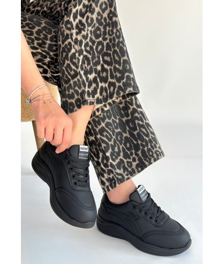 Yejja Siyah Cilt Bağcıklı Spor Ayakkabı Yejja Siyah Cilt Bağcıklı Spor Ayakkabı