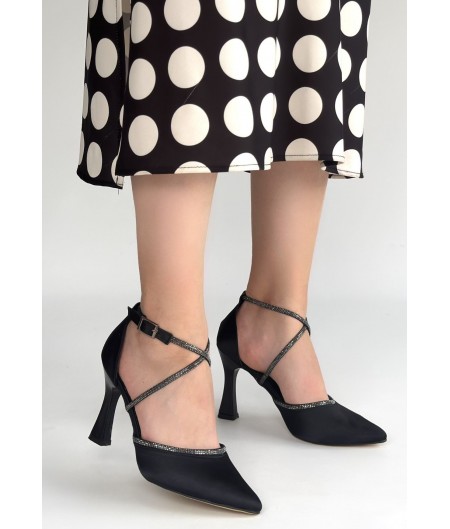 Kanji Siyah Saten Topuklu Ayakkabı Kanji Siyah Saten Topuklu Ayakkabı