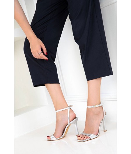 Jowin Gümüş Rugan Topuklu Bilekten Kemerli Ayakkabı Jowin Gümüş Rugan Topuklu Bilekten Kemerli Ayakkabı