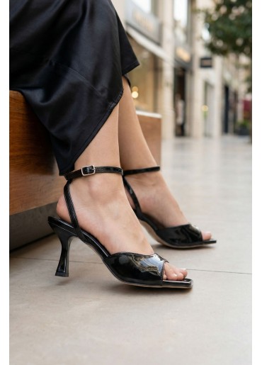 Soha Siyah Rugan Topuklu Bilekten Kemerli Ayakkabı