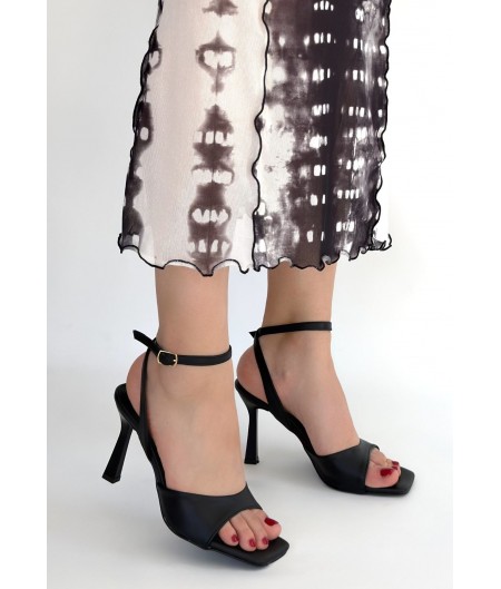 Soha Siyah Cilt Topuklu Bilekten Kemerli Ayakkabı