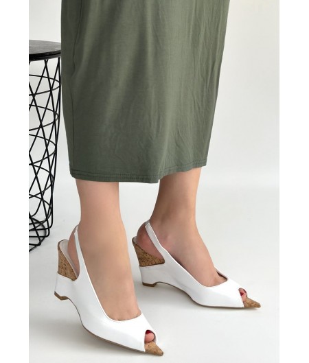 Nemba Beyaz Rugan Dolgu Topuk Ayakkabı